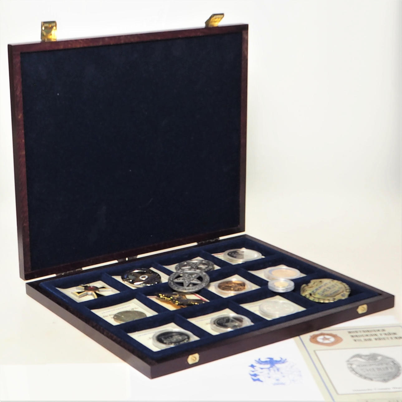 BOX MED MYNT OCH MEDALJER.