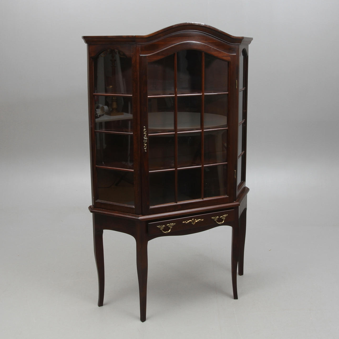 VITRINSKÅP, rokokostil, 1900-tal.