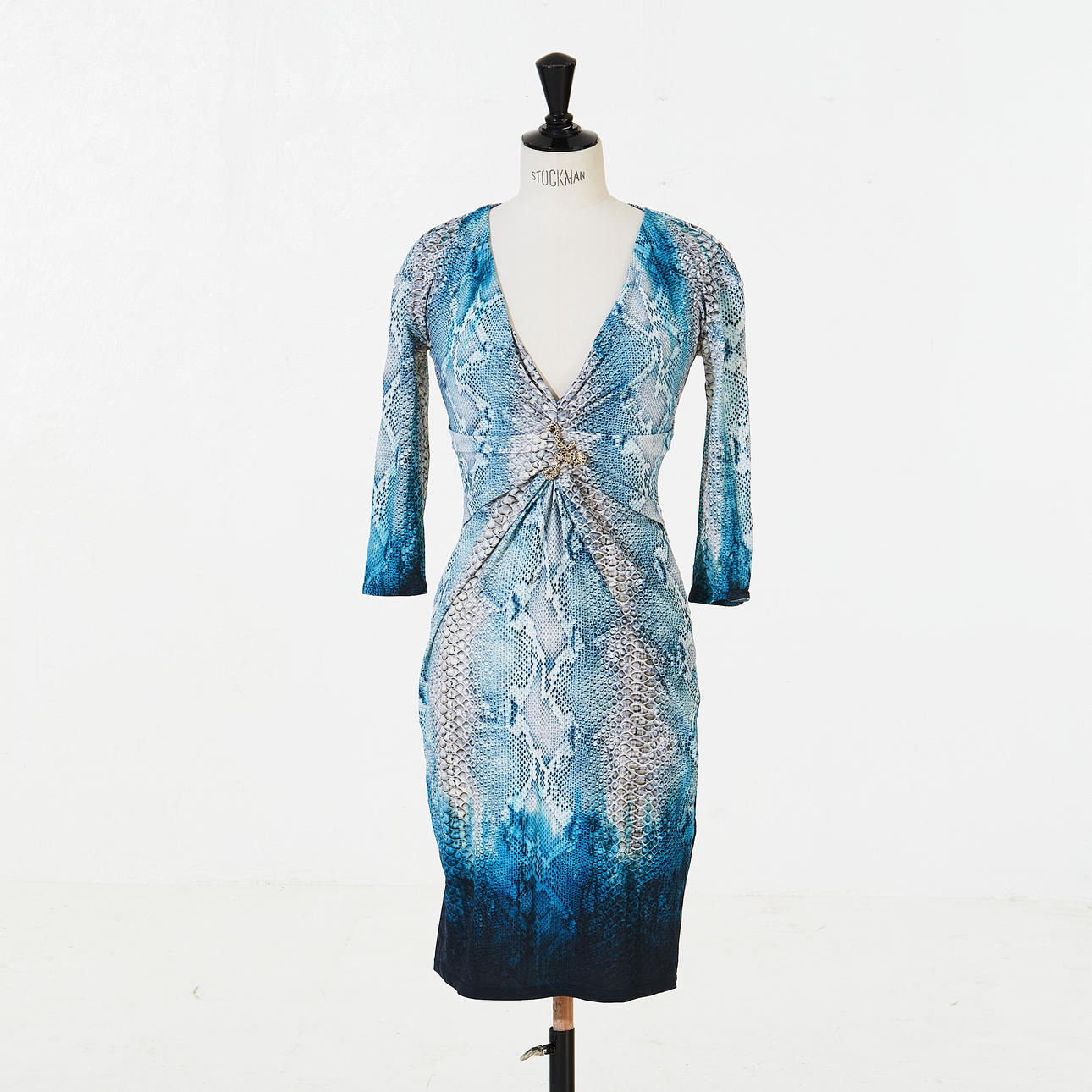 ROBERTO CAVALLI, v-ringad trekvartsärmad klänning, ormskinnsmönstrad.