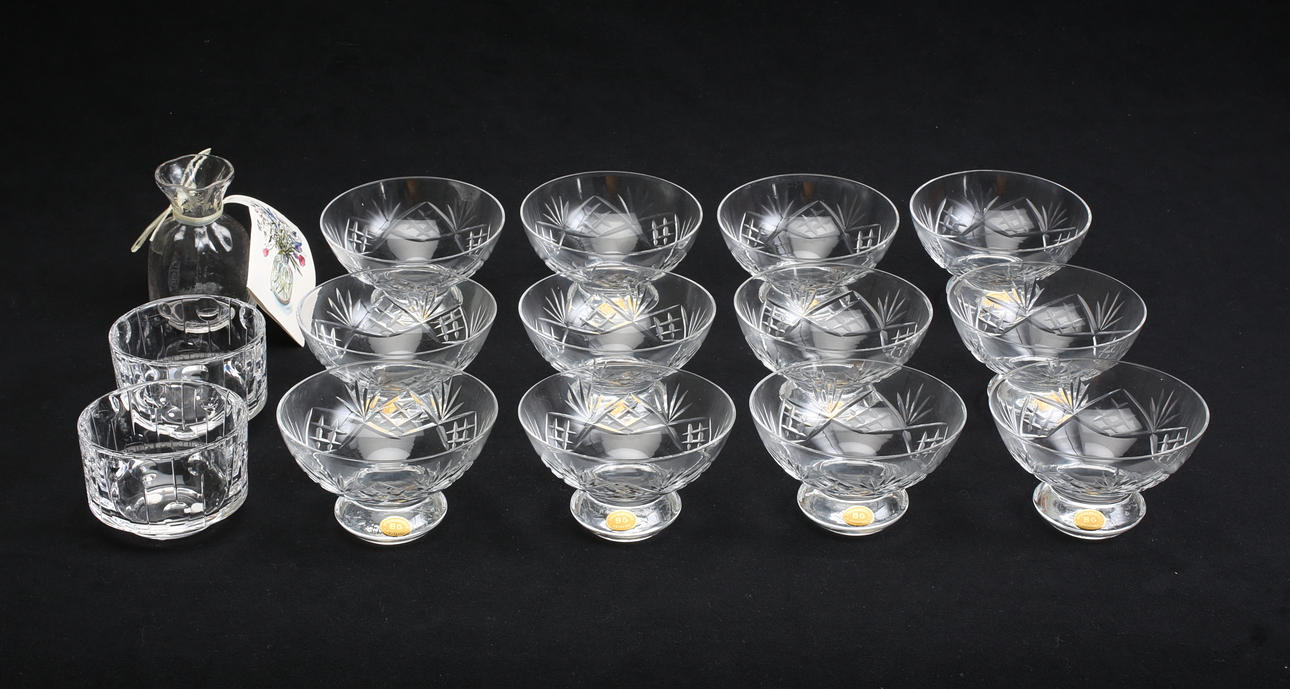 GLASFÖREMÅL, 15 st.