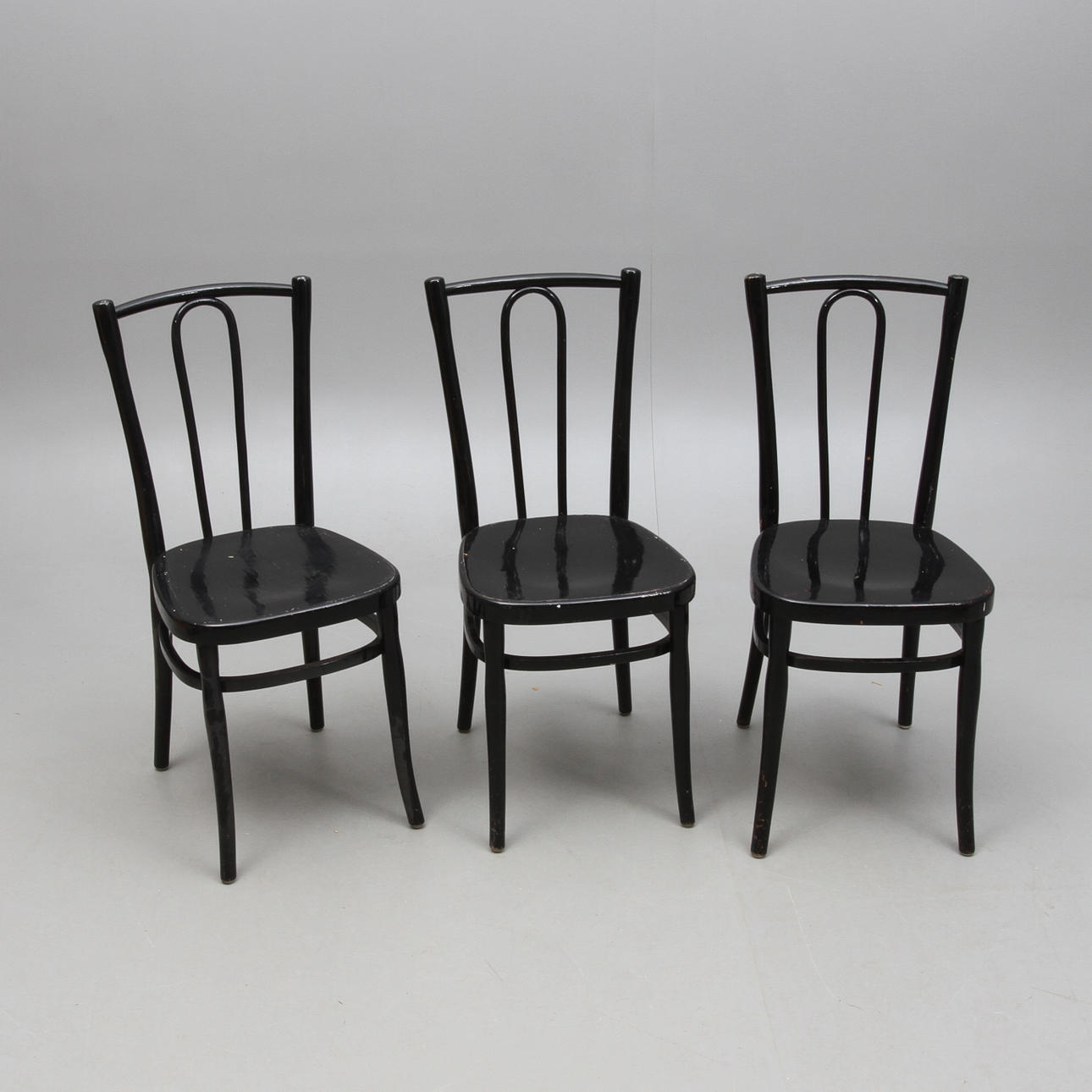 STOLAR, 3 st, böjträ, delvis märkta "AB Stockholms Bryggerier", 1900-talets första hälft.