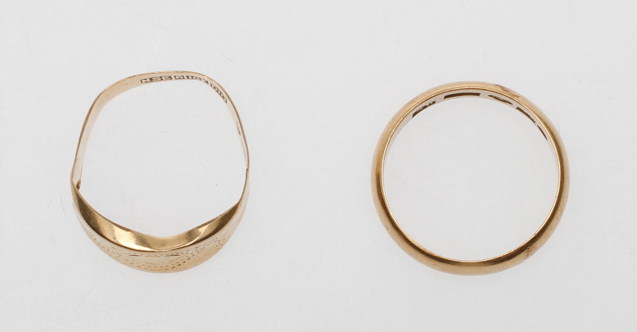 RINGAR, 2 st, 18k guld, vikt ca 5,5 gr.