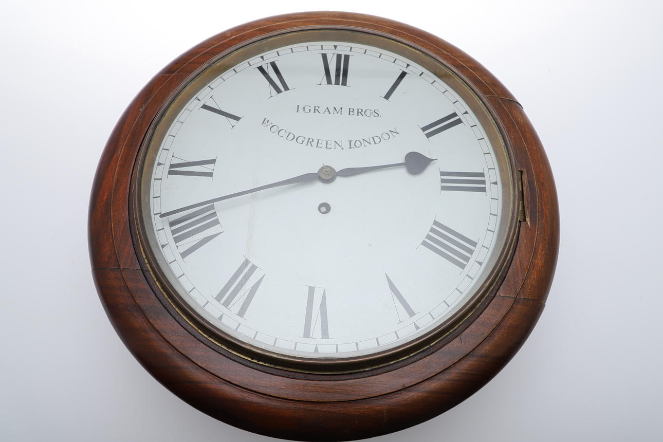 EN VIKTORIANSK CIRKULÄR MAHOGNY STATIONSKLOCKA.