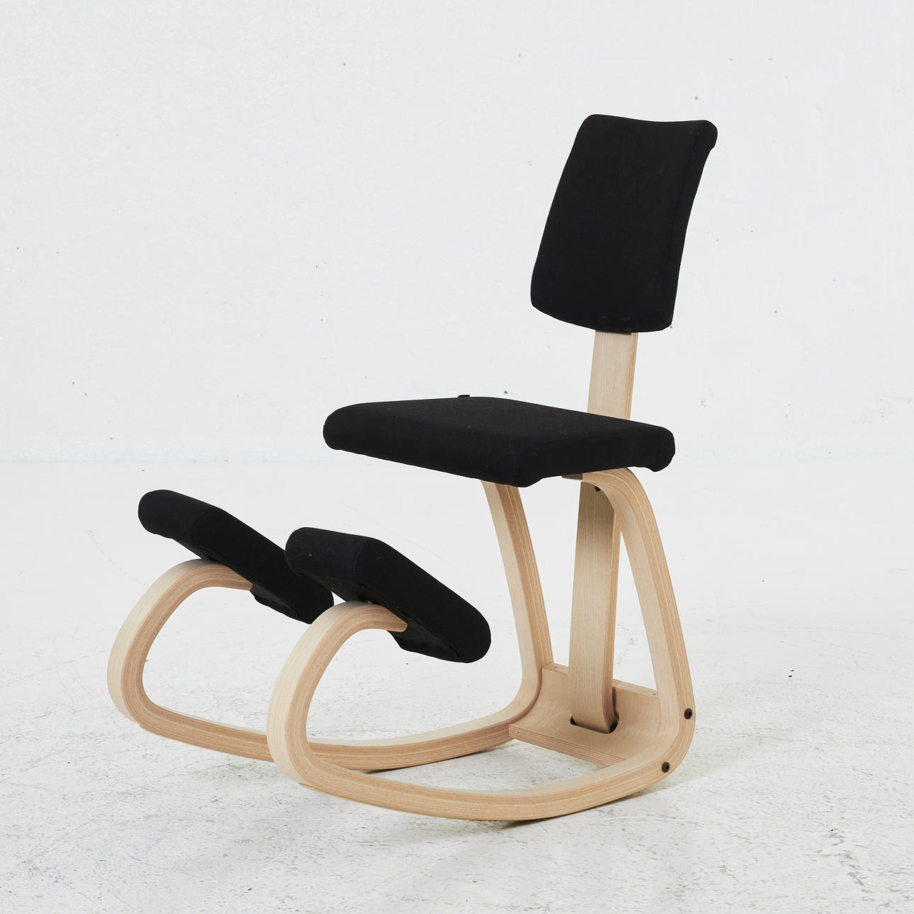 SILLA ERGONÓMICA, estructura de fresno laminado, Peter Opsvik, Varier.