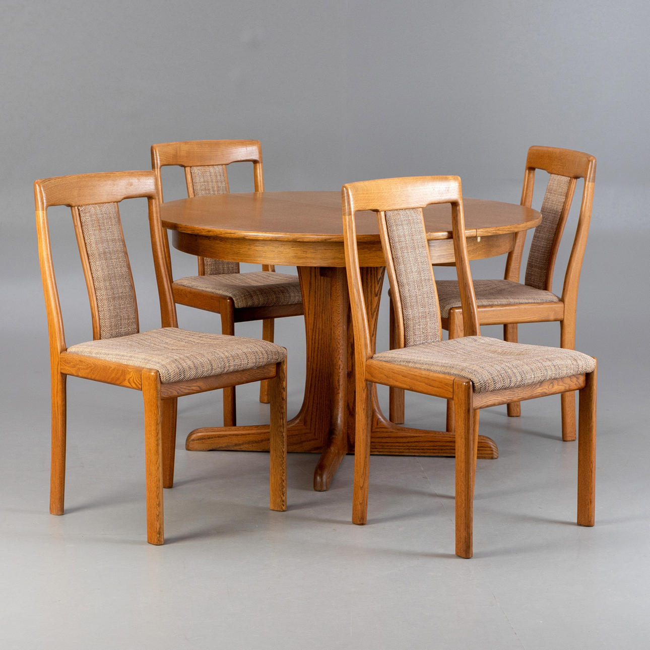 matsal set runt utdragbart bord+4 stolar.