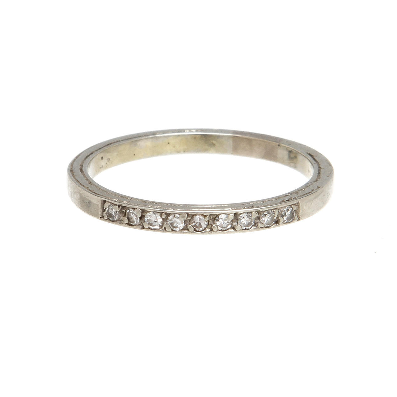 RING, halvallians, 18K vitguld med diamanter, totalt ca 0,09ct. Vikt 3,0g.