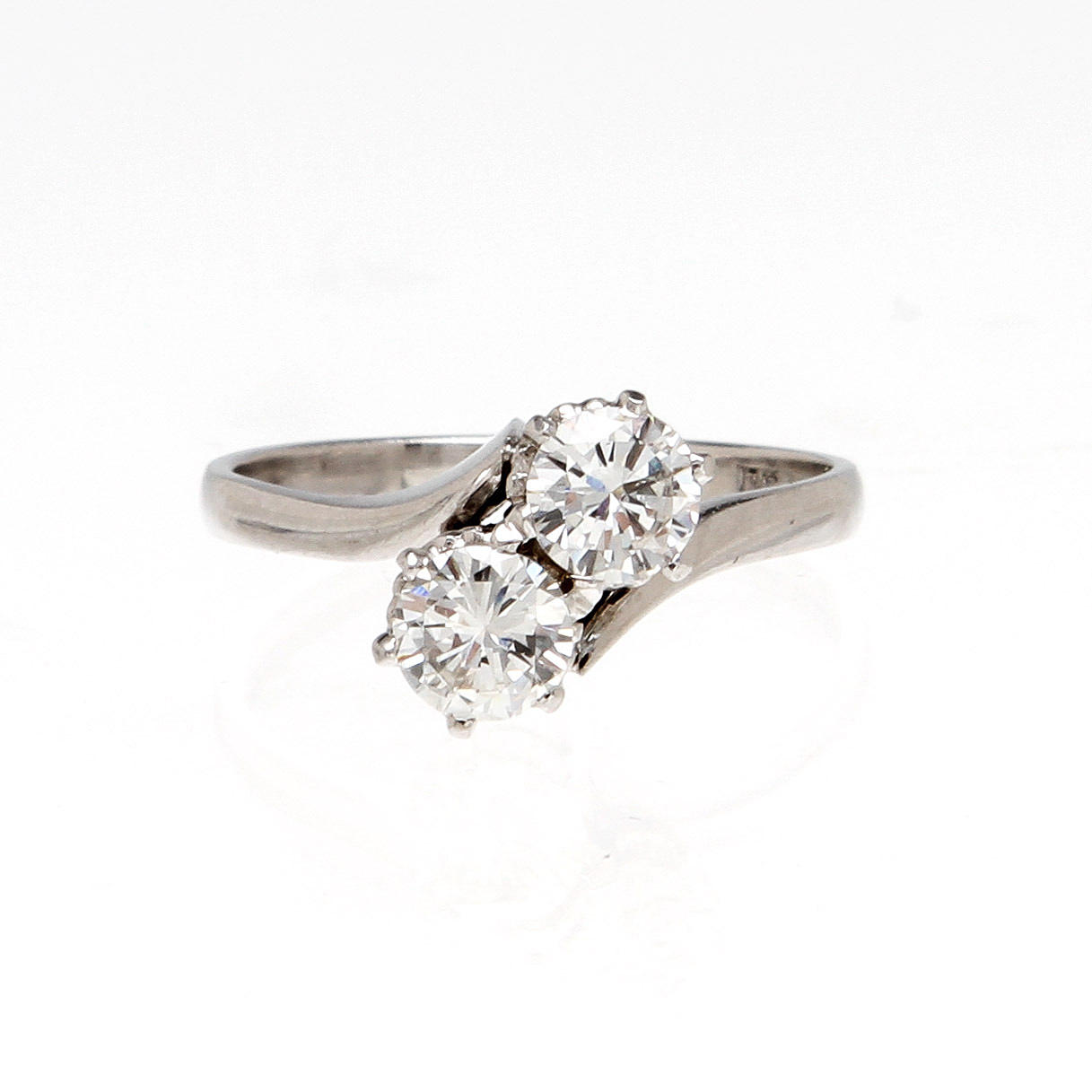 TVILLINGRING, 18K vitguld med diamanter, totalt ca 1,00 ct. Vikt 3,2 g.