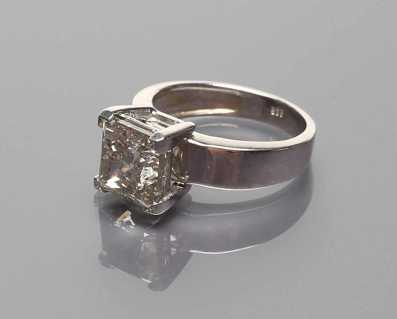 DIAMANT SOLITAIRE RING.