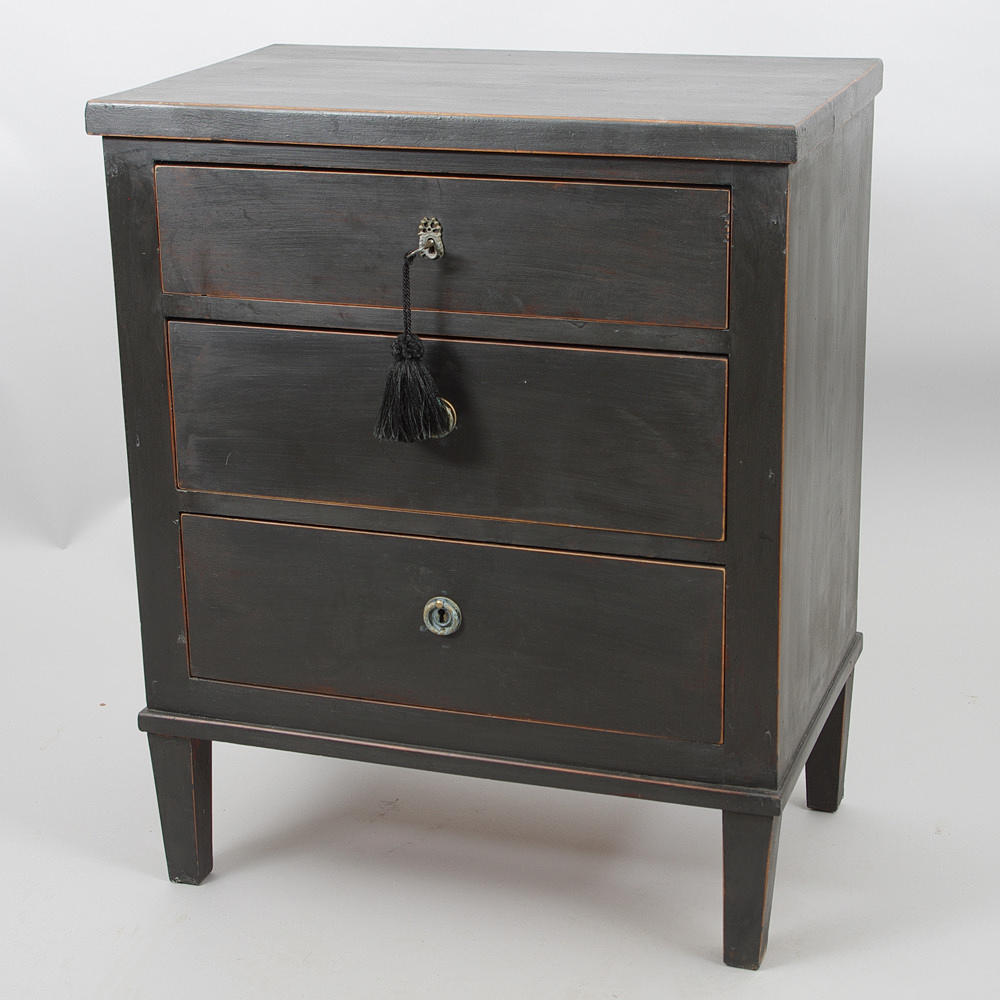 BYRÅ, 3-lådig, målad fur, gustaviansk stil, 1900-talets första hälft.