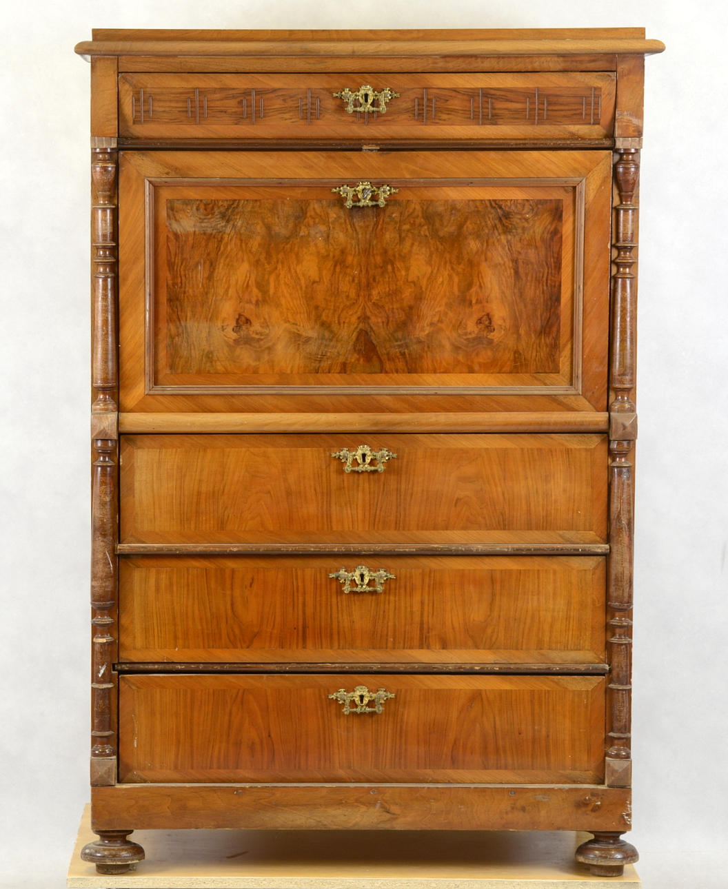 CHIFFONJÉ i mahognyfanér. 1800-talets senare hälft.