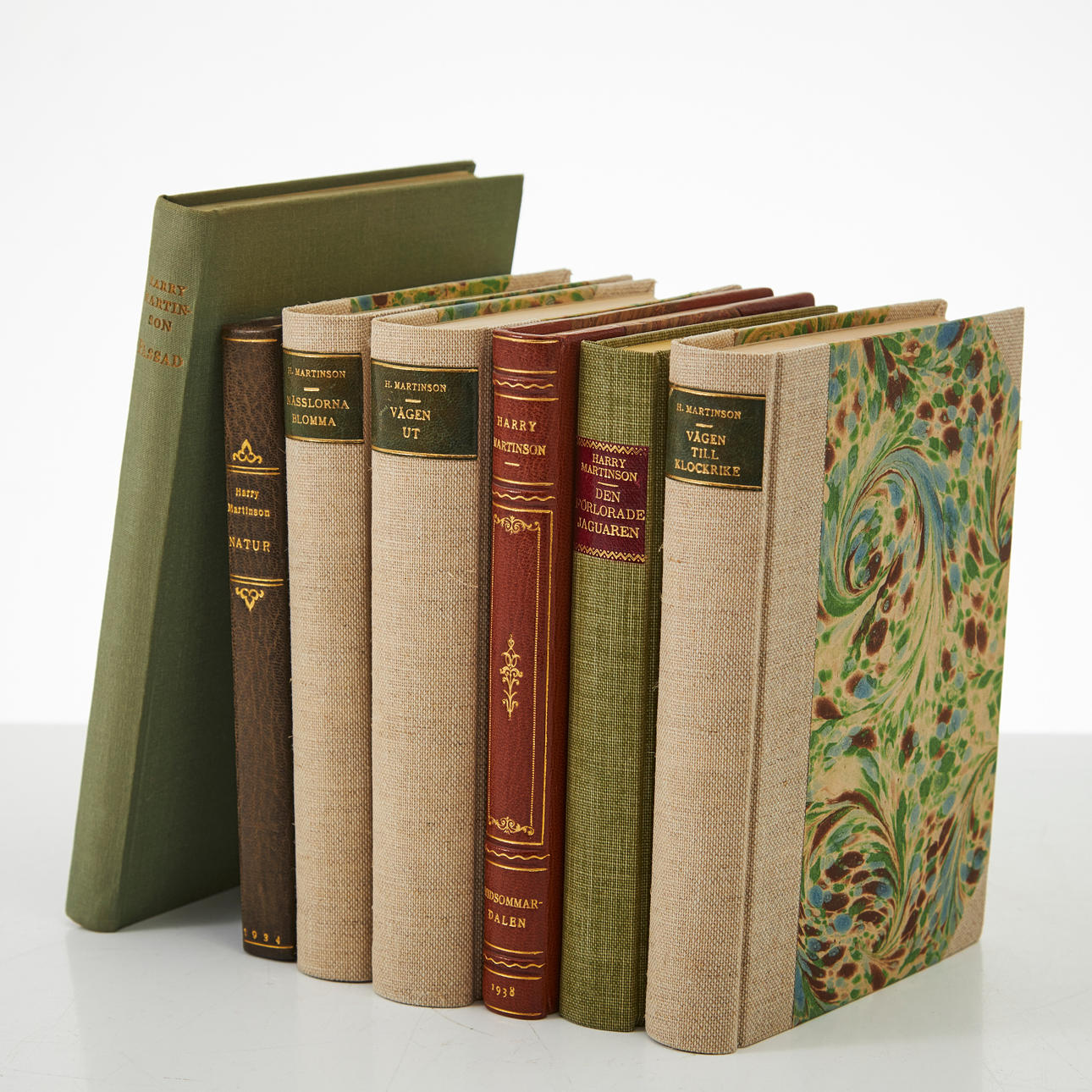 HARRY MARTINSON WITH DEDICATION (7).