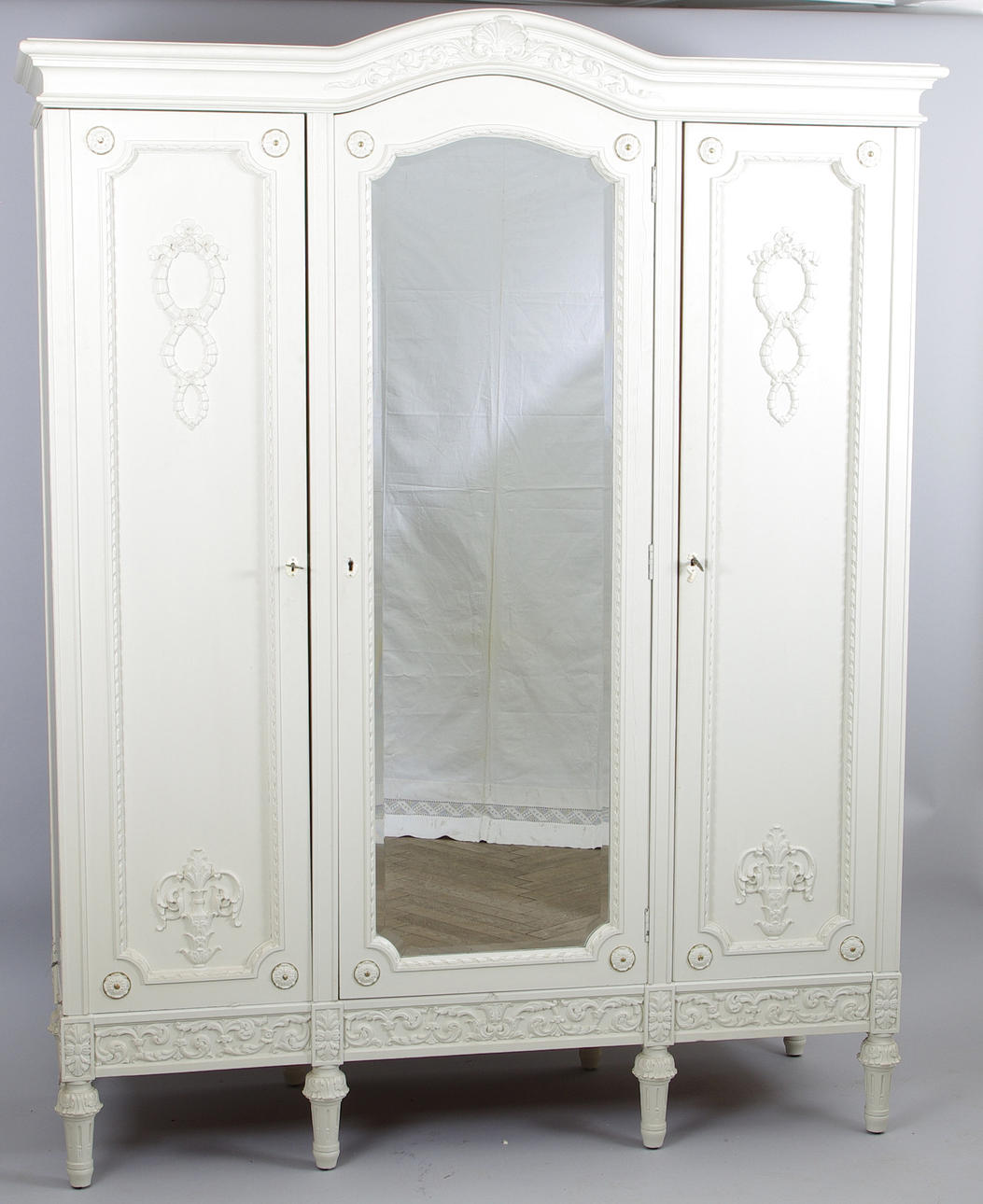 MATSALSSKÅP med spegeldörr, vitmålad, gustaviansk stil.