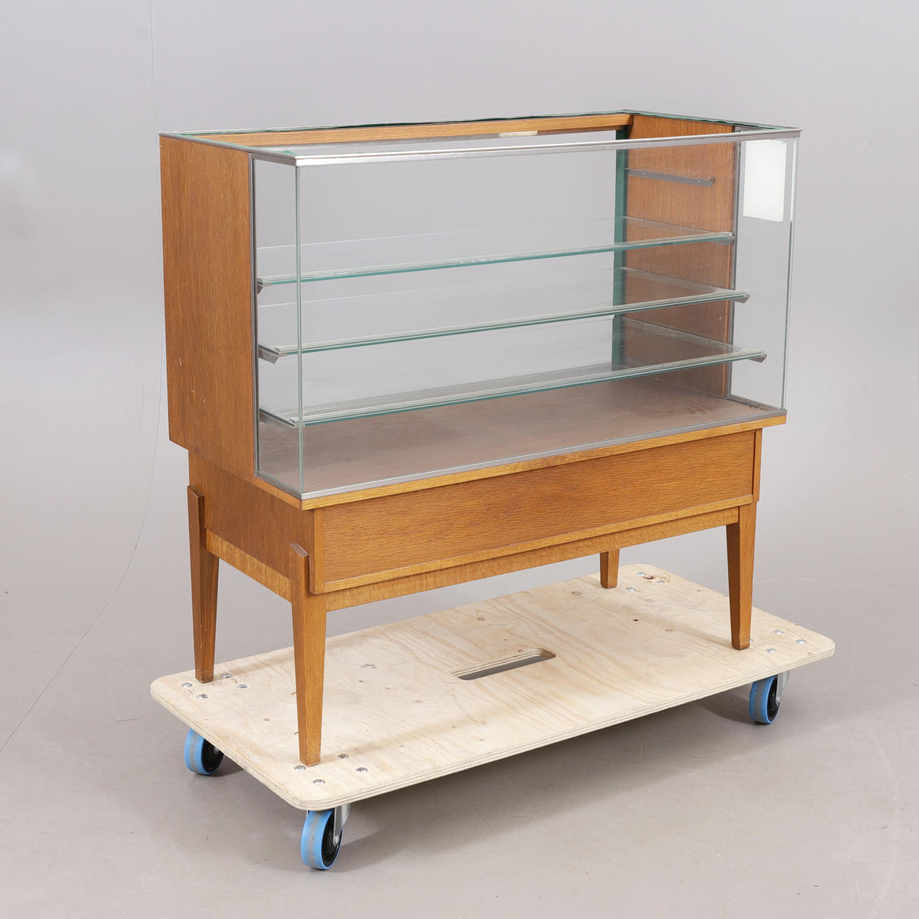 BUTIKSDISK MED STATIV. 1900-tal.