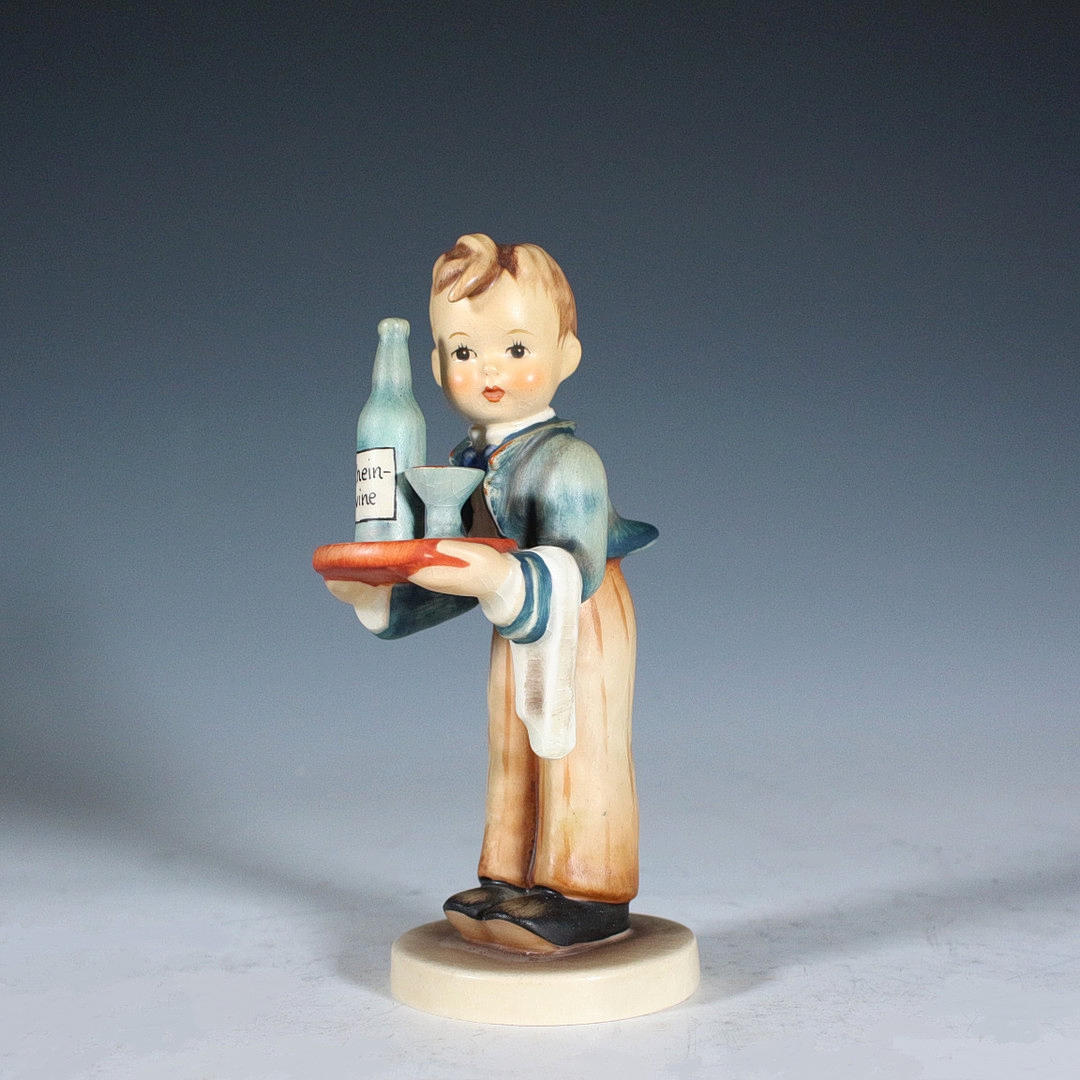 HUMMEL. Design: Arthur Möller, 'Ober', Skulptur, Nr. 154, 1943.