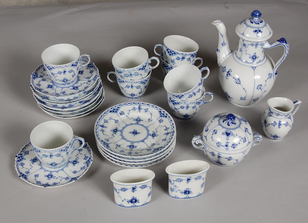 KAFFESERVIS, 26 delar, Musselmalet, 1: sort, stämpel 1894-1922.