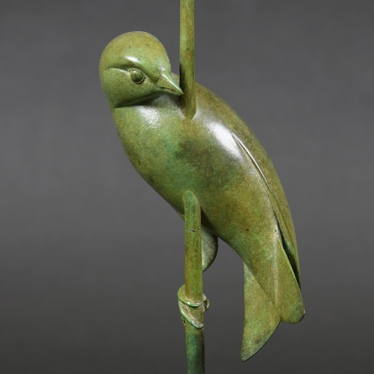 GEOFFREY DASHWOOD (BRITISH B 1947) - LIMITED EDITION BRONZE SCULPTURE OF A BIRD.