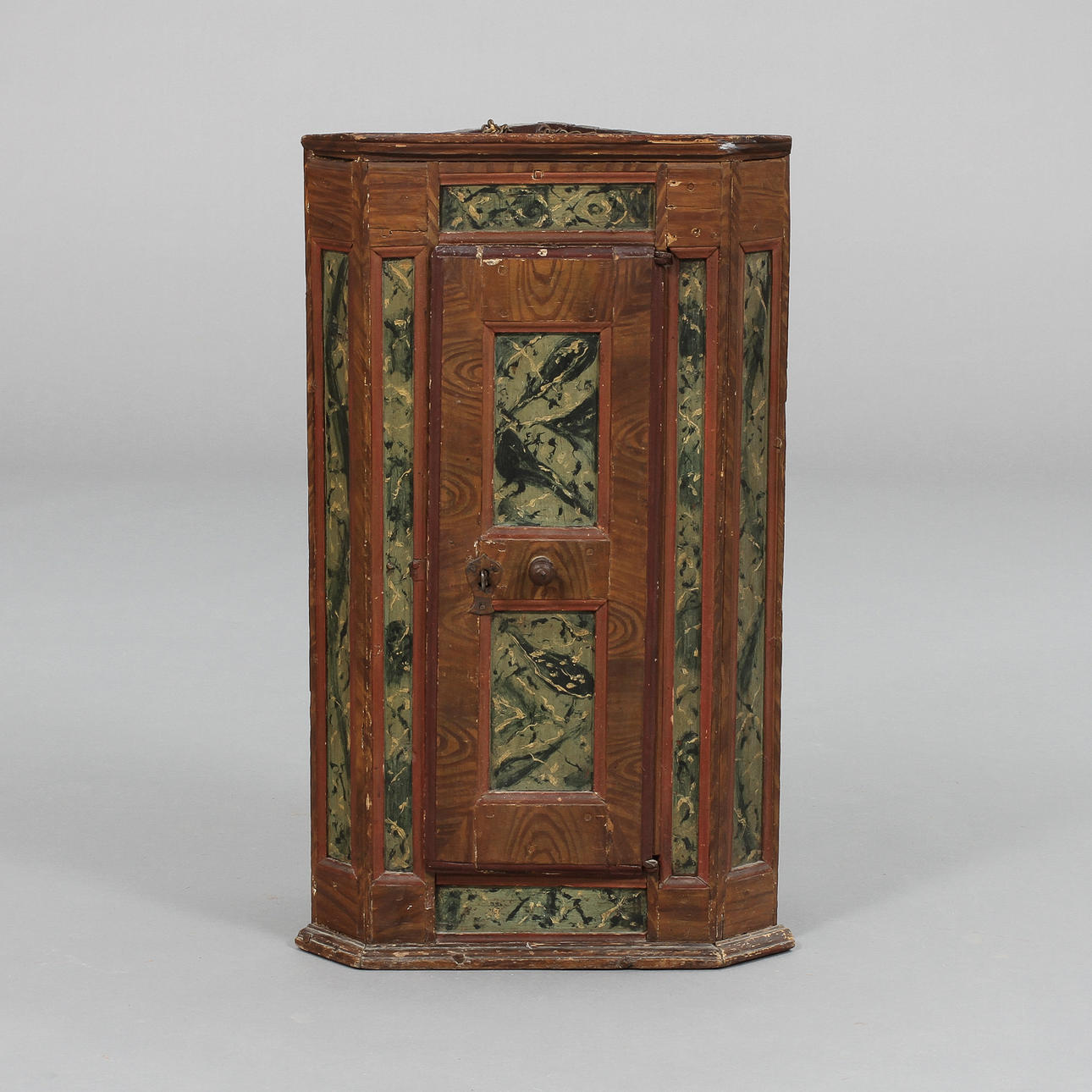 HÖRNSKÅP, allmoge, 1800-tal.