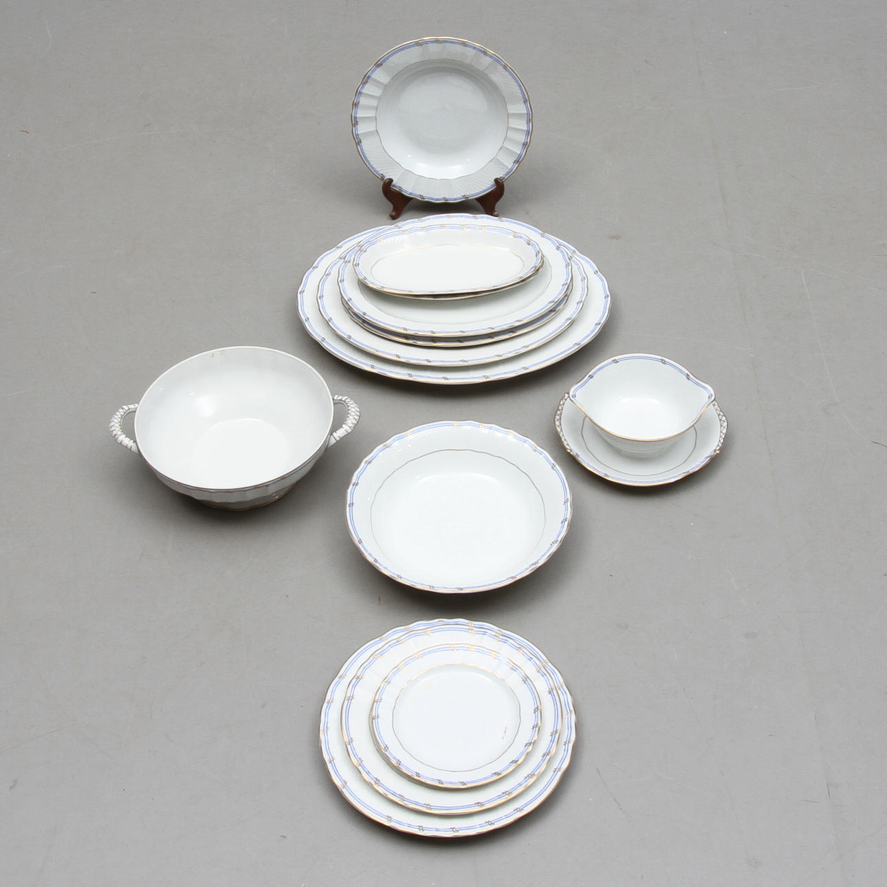 MATSERVISDELAR, ca 52 delar, porslin, B&Co Limoges, Frankrike.