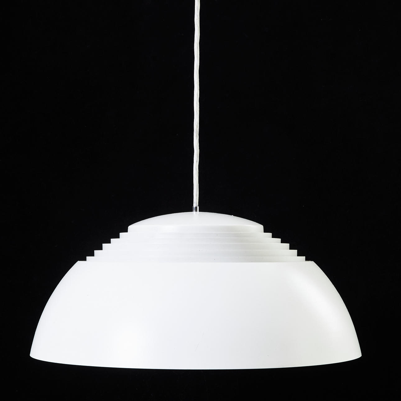 Arne Jacobsen. Deckenlampe "AJ Pendel", Louis Poulsen.