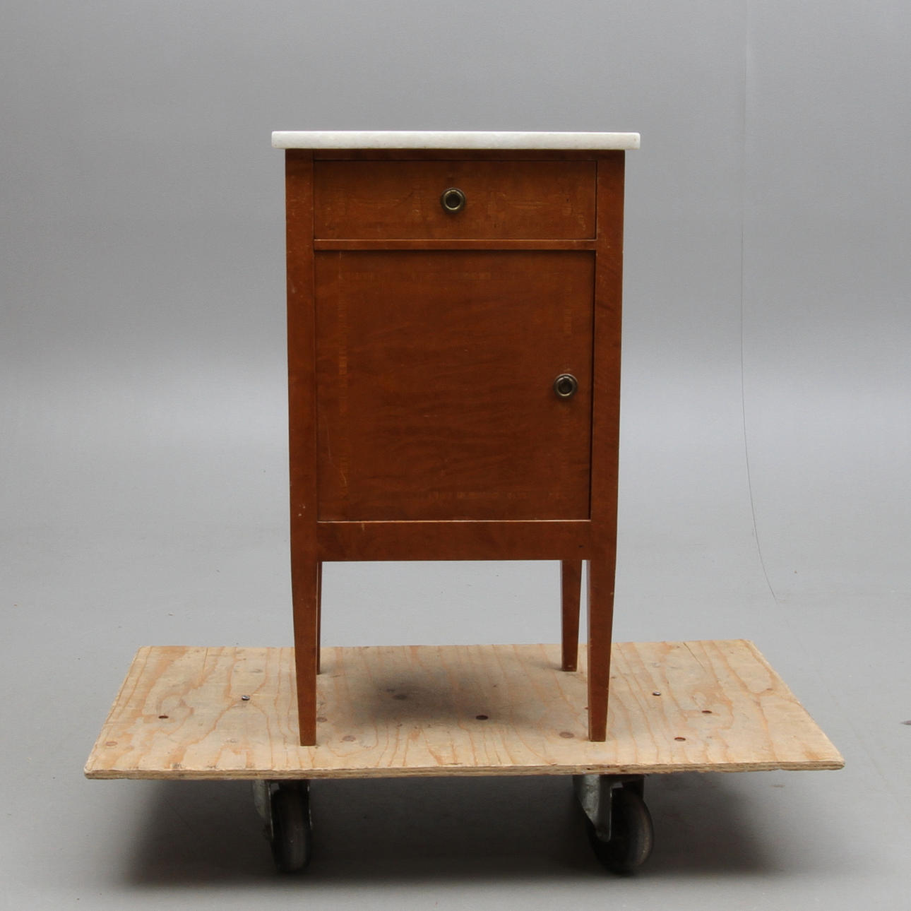 SÄNGBORD/POTTSKÅP med stenskiva, Möbelarkitektbyrå Johansson & Wrange, 1900-talets början.