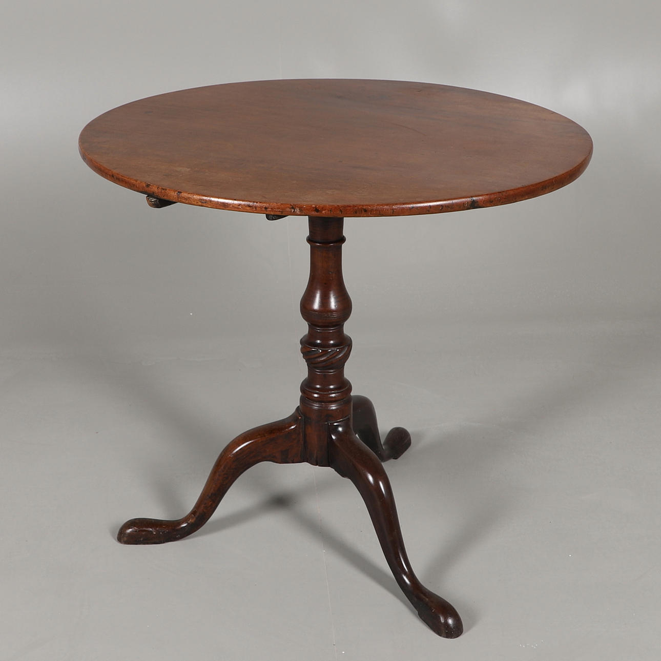 UNA MESA BASCULANTE DE CAOBA DEL 19THC.