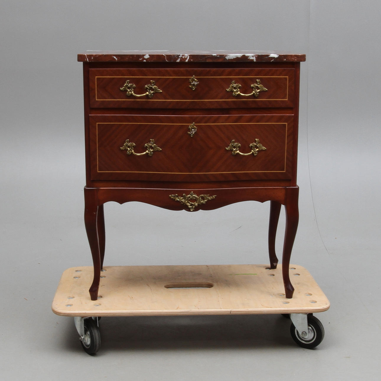 BYRÅ med stenskiva, rokokostil, 1900-tal.