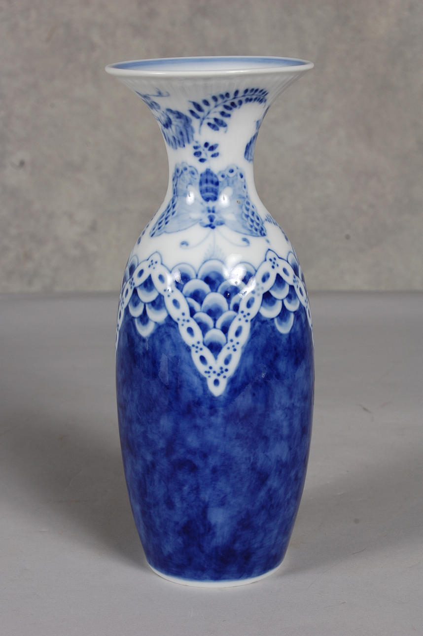 VAS, Musselmalet, troligen 1800- tal, märkt E B.