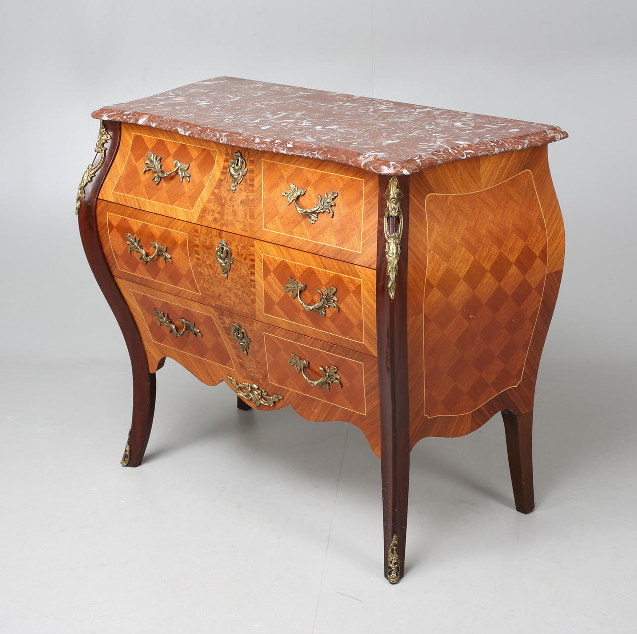 BYRÅ, rokokostil. 1900-tal.