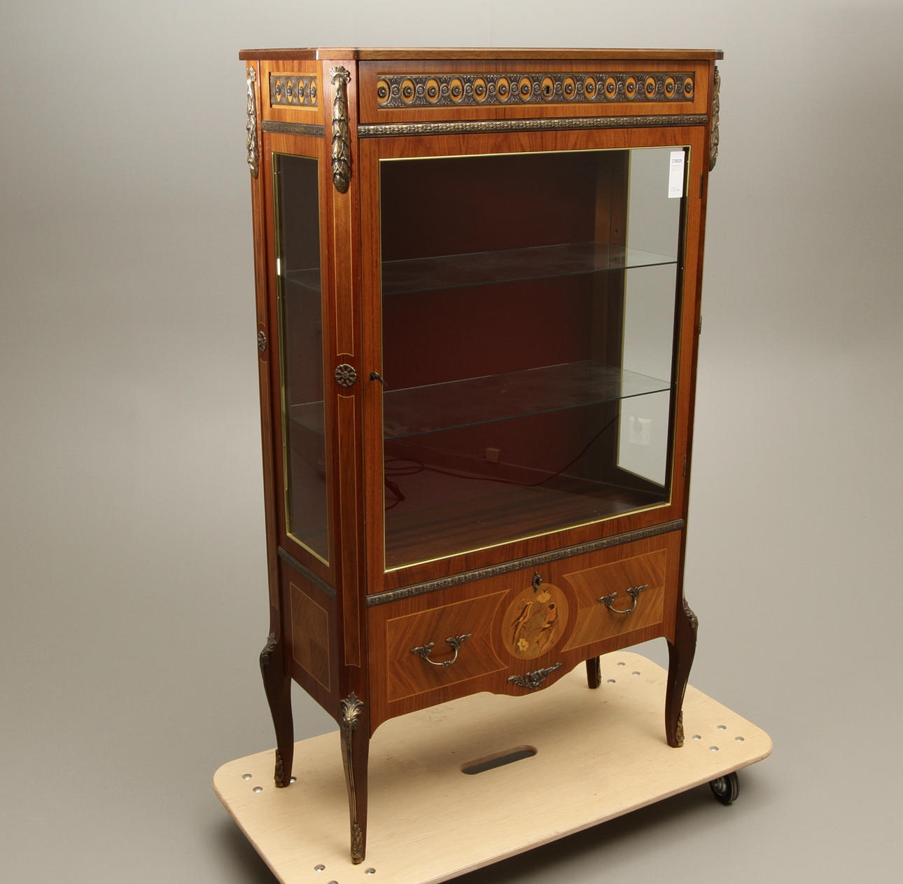 VITRINSKÅP, Louis VXI-stil, 1900-tal.