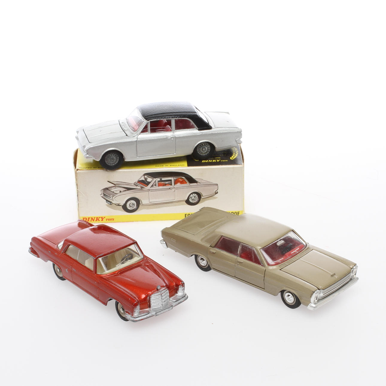 DINKY TOYS FORD CORSAIR, MB 300 SE och FORD GALAXIE. Delvis originalkartong.