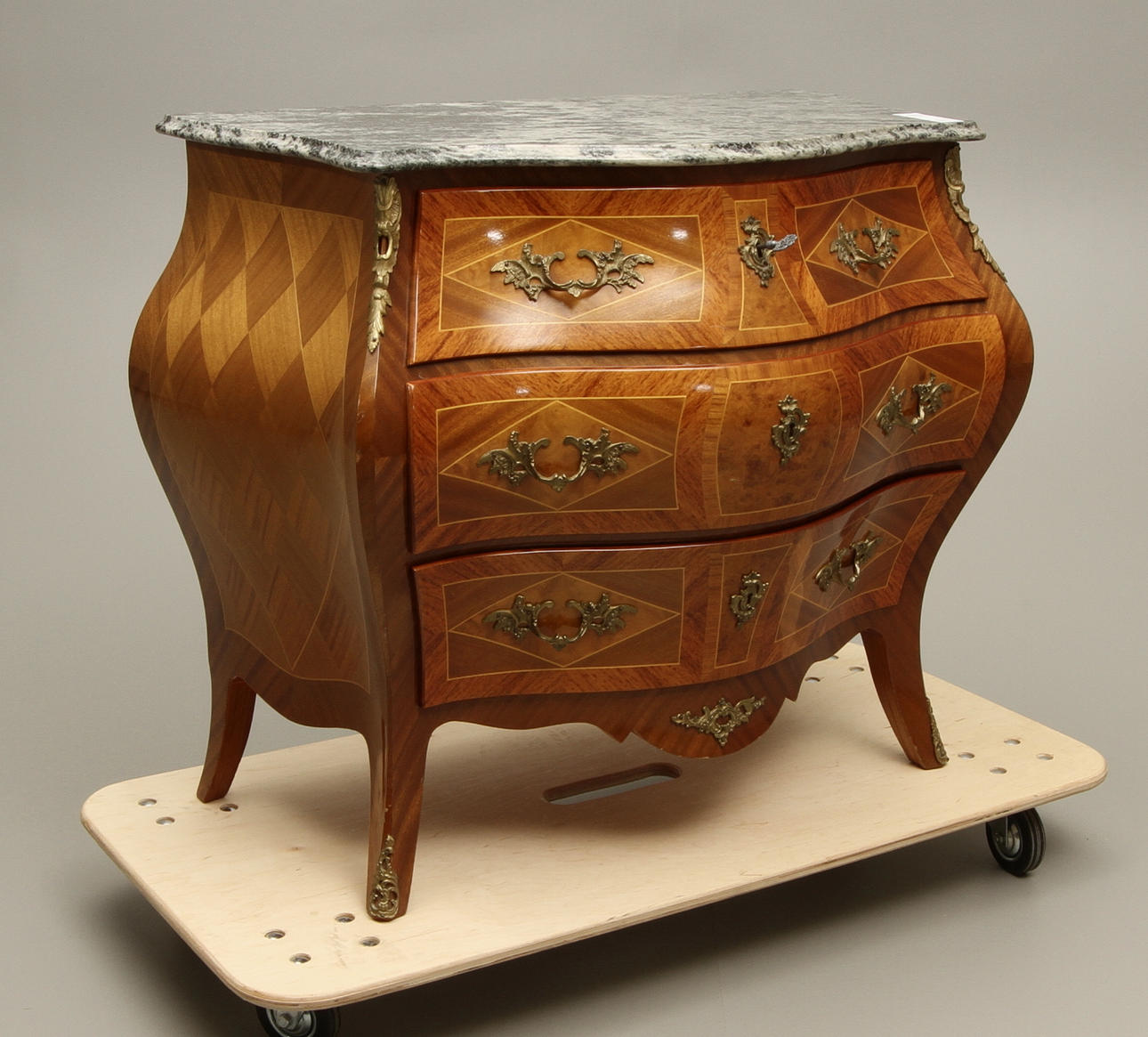 BYRÅ, rokokostil, 1900-talets mitt.