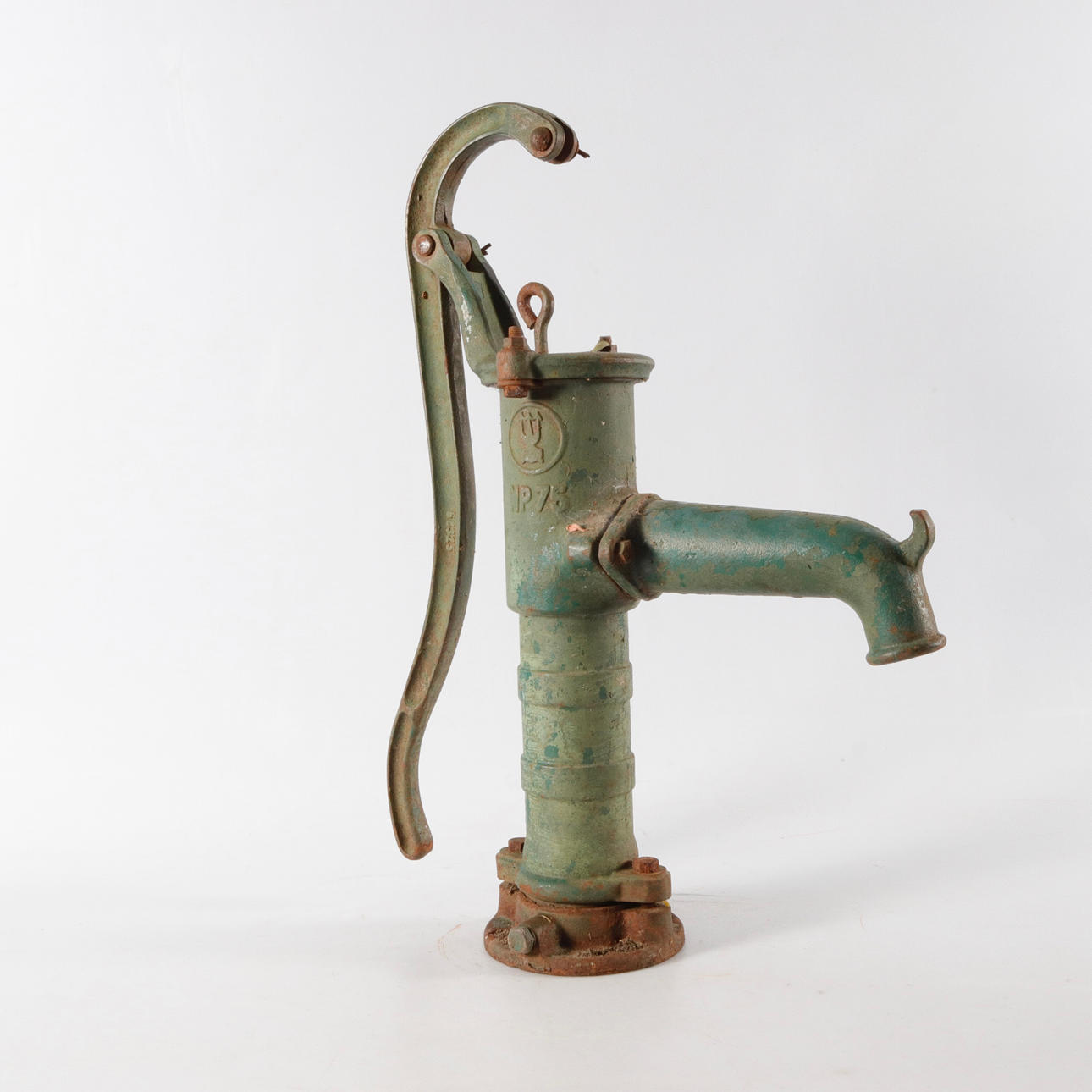 GÅRDSPUMP, gjutjärn, 1900-talets första hälft.