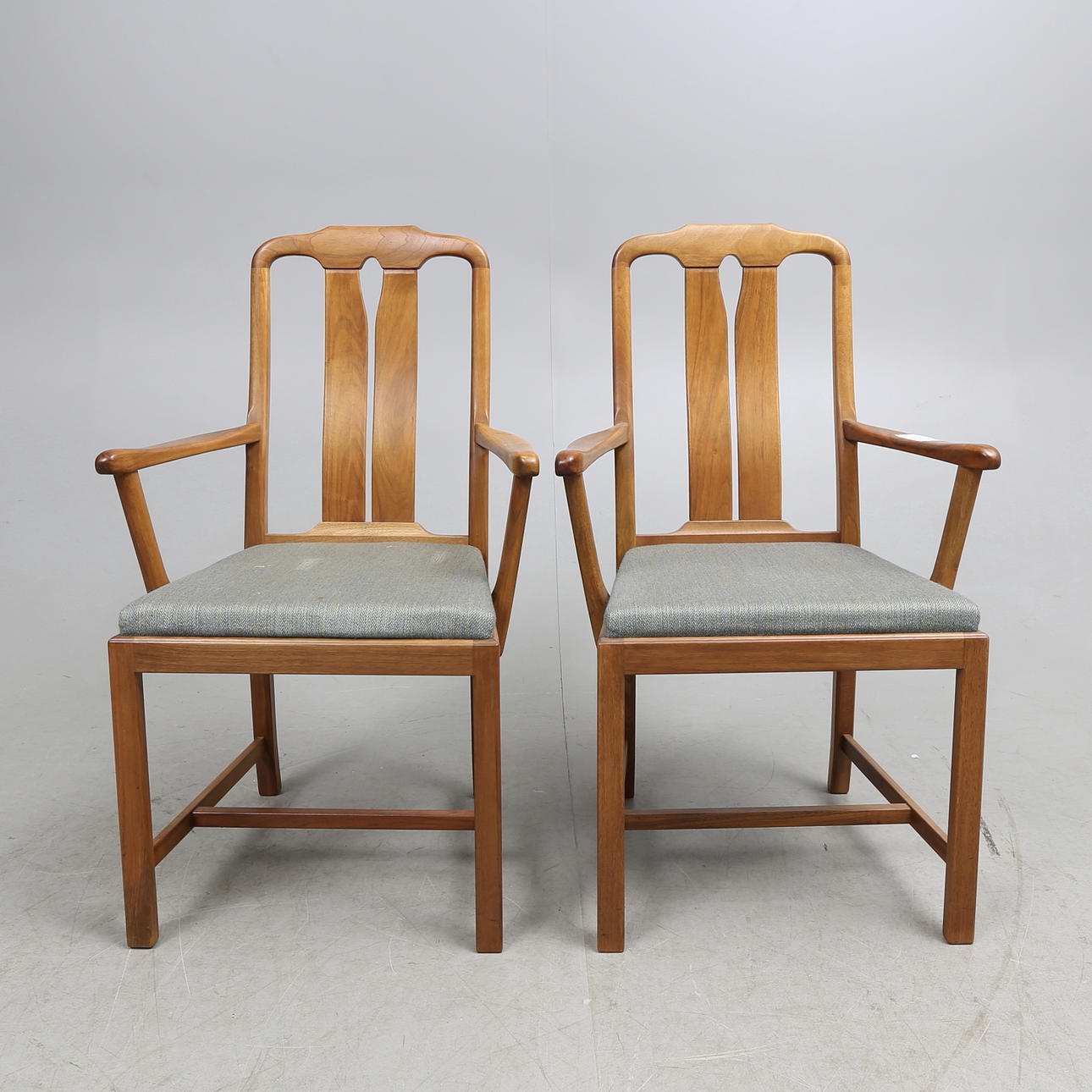 KARMSTOLAR, ett par, "Ambassadör", Carl Malmsten, Åfors Möbelfabrik, 1900-talets andra hälft.