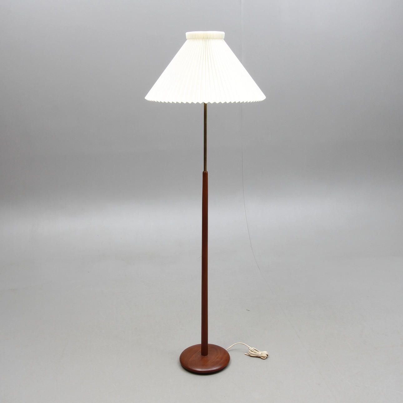 GOLVLAMPA, omkring 1900-talets mitt.