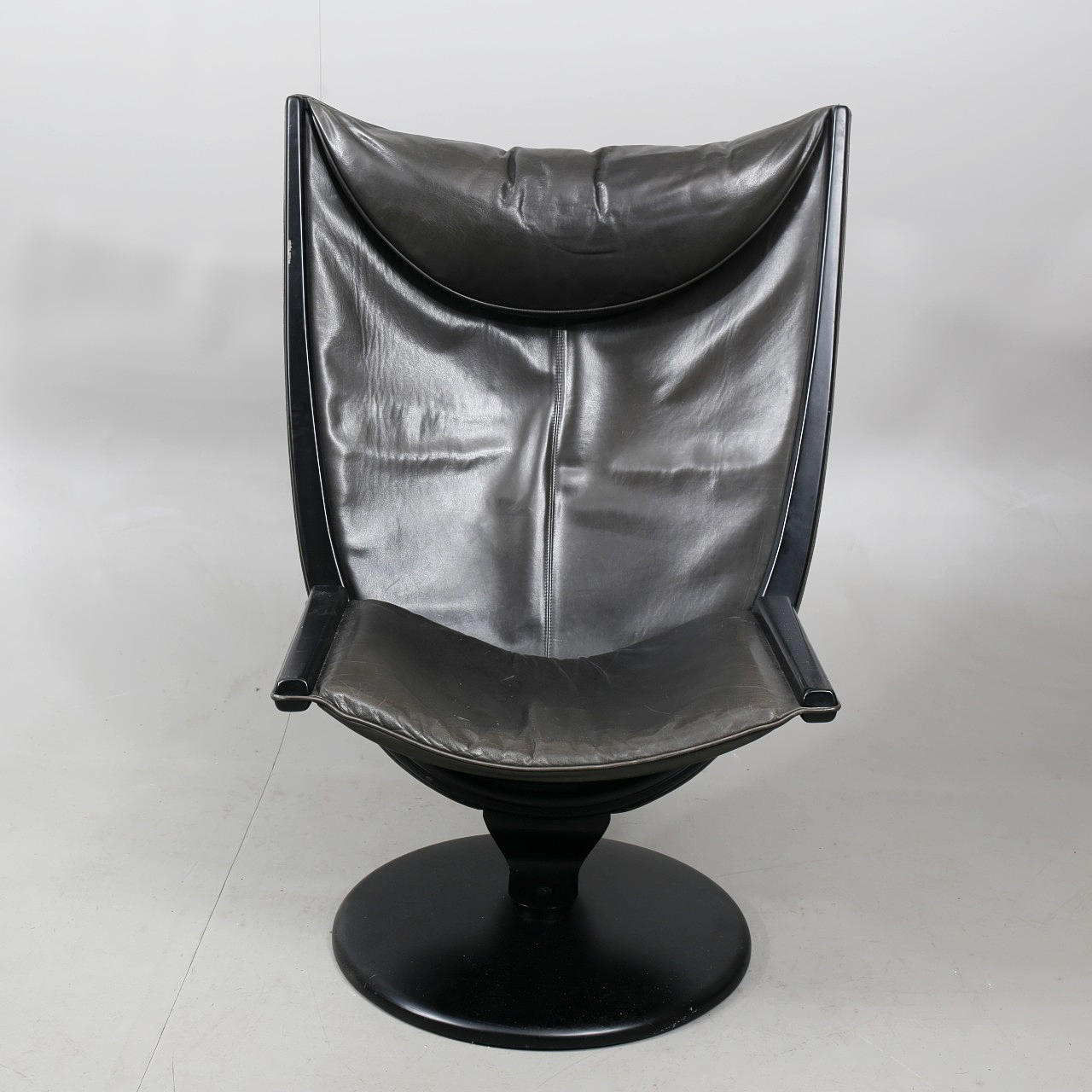 SNURRFÅTÖLJ, skinn.