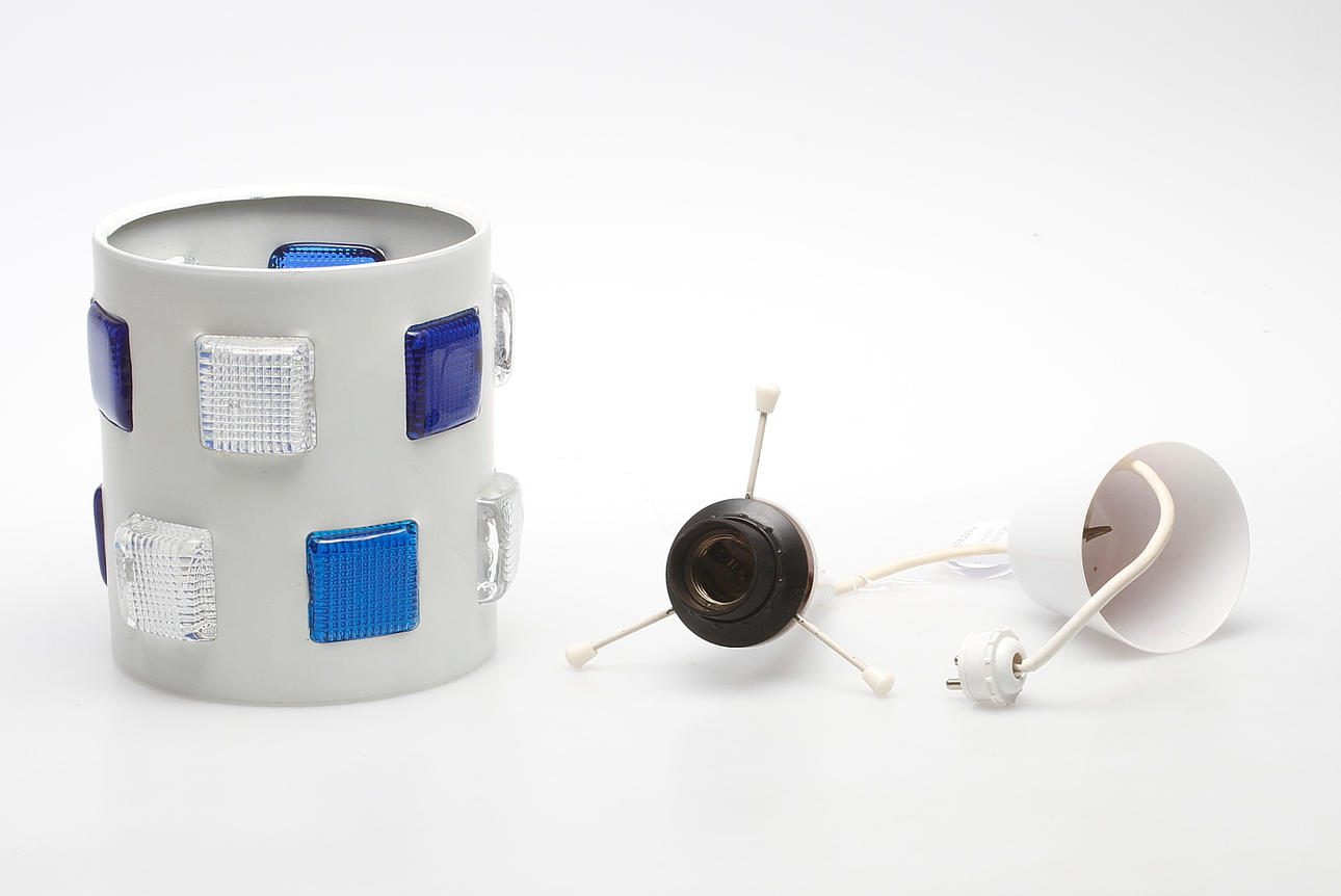 TAKLAMPA, metall och glas, 1960-tal. Höjd utan kabel 18 cm.