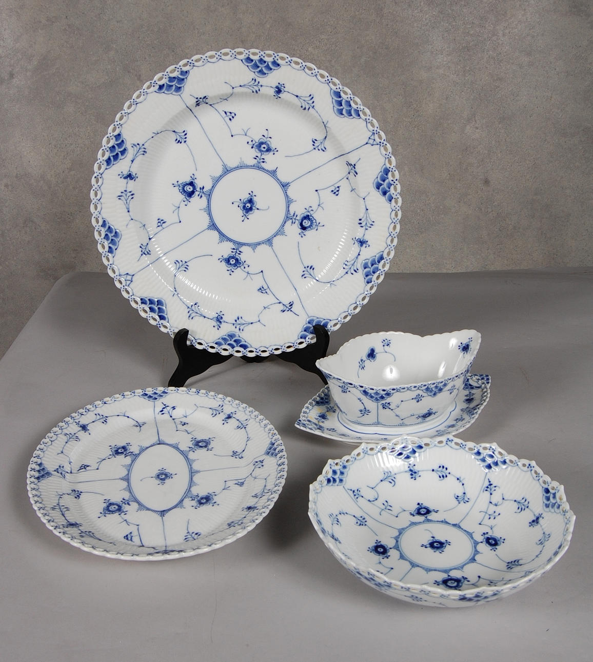 UPPLÄGNINGSFAT, SKÅLAR, 4 delar, Musselmalet, 1: sort, stämpel 1894-1922.