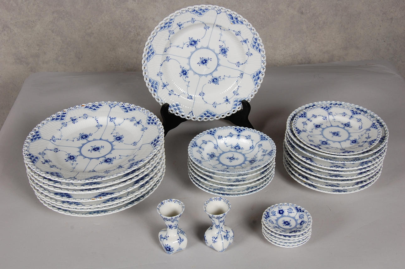 TALLRIKAR, ASSIETTER, SKÅLAR, 30 delar, Musselmalet,stämpel 1894-1922.