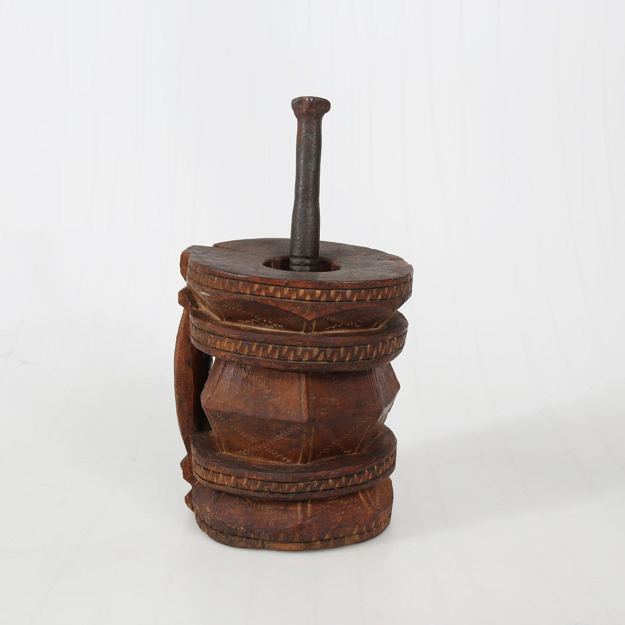 MORTERO, madera con martillo de hierro.