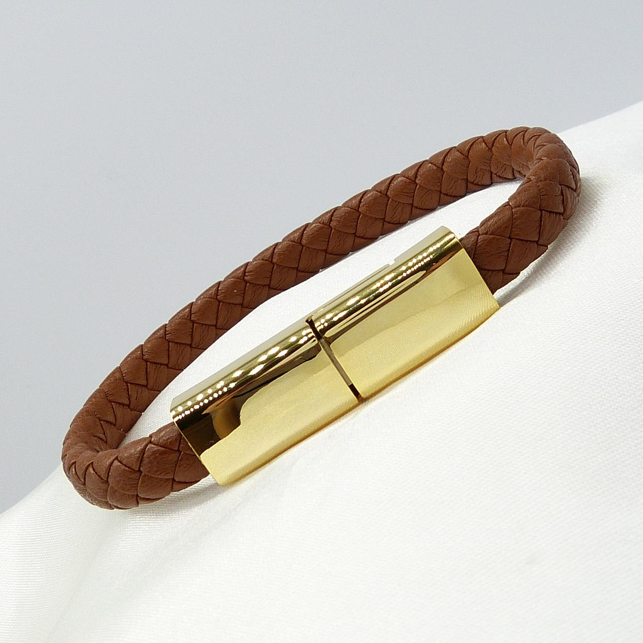 Armband im BRAUNEM GEWEBE-STIL.