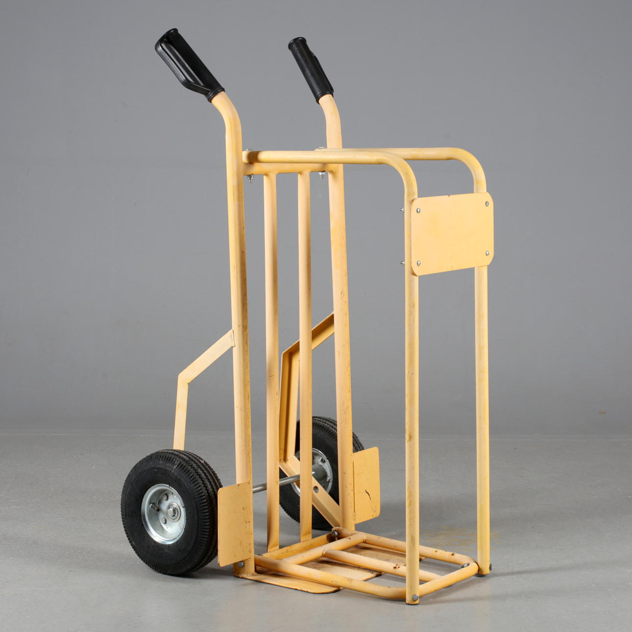 VEDKÄRRA, stomme av lackerad metall, gummidäck.