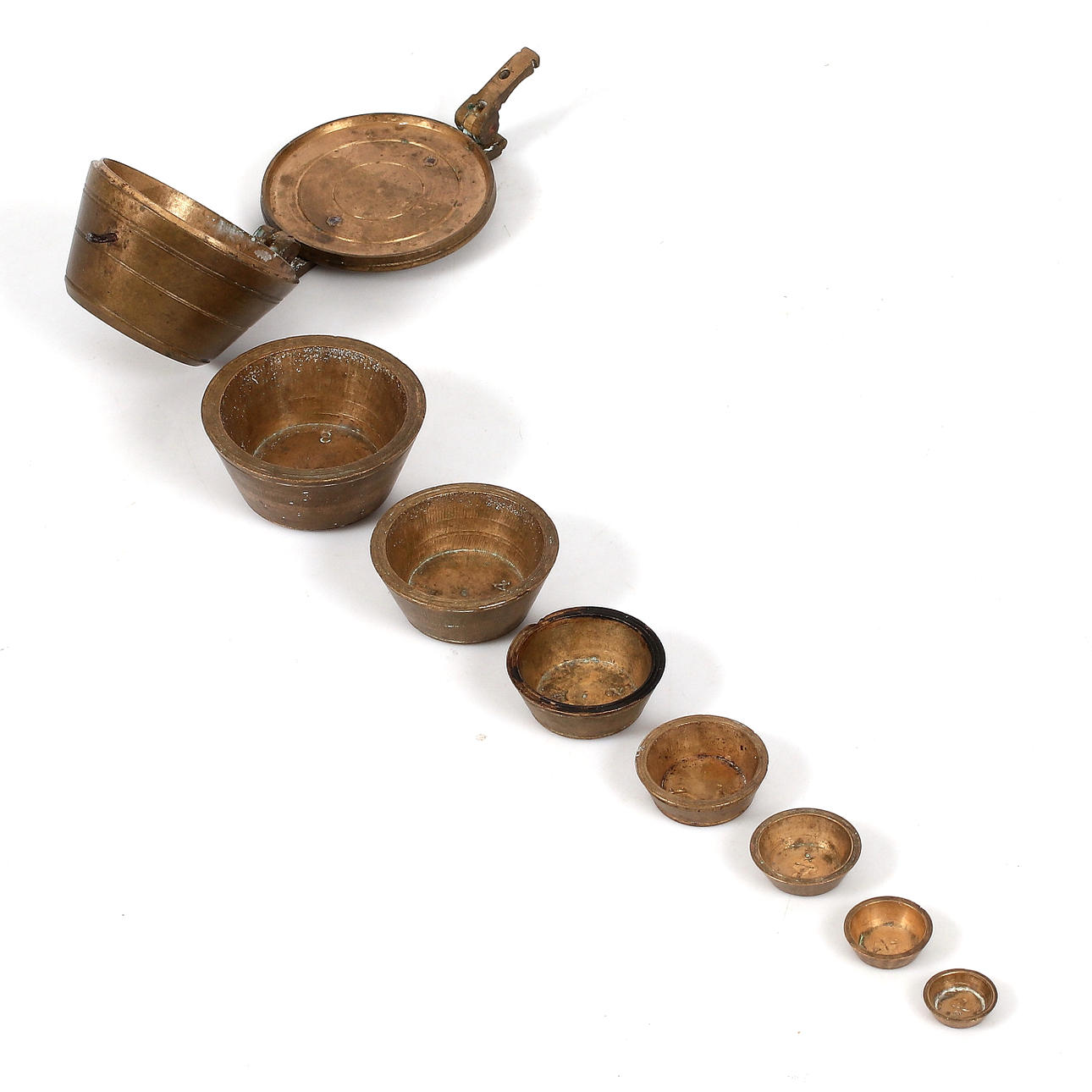 MEASURING SET, brass, 19th century.