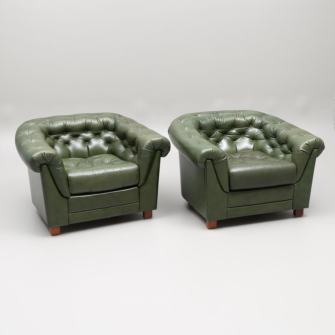 FÅTÖLJER, ett par, Chesterfield, 1900-talets andra hälft.