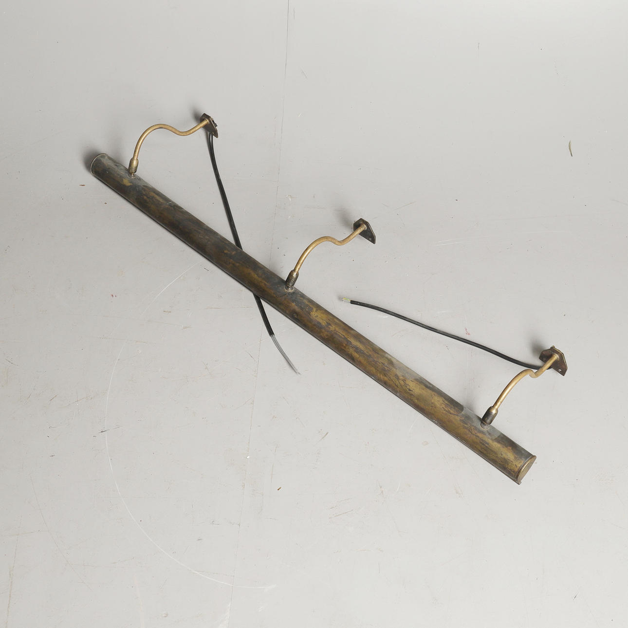 AN ANODISED BRASS PICTURE LIGHT.