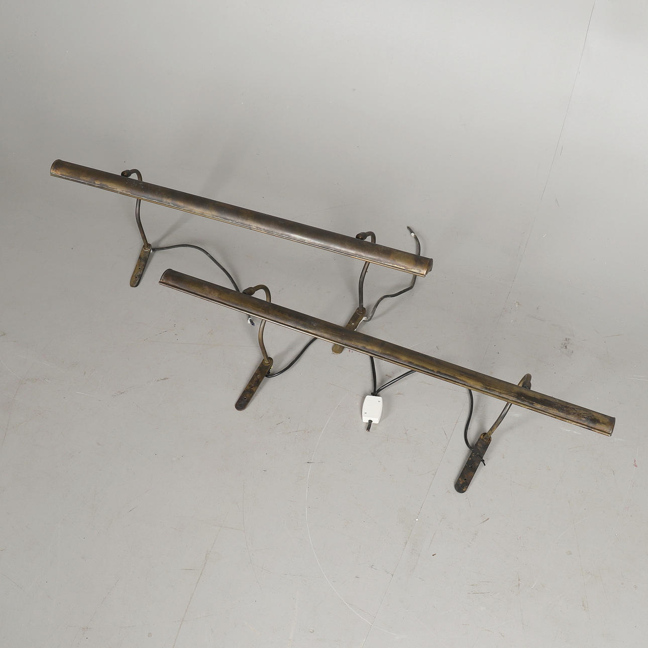 EIN PAAR BILDLEUCHTEN AUS ELOXIERTEM MESSING.