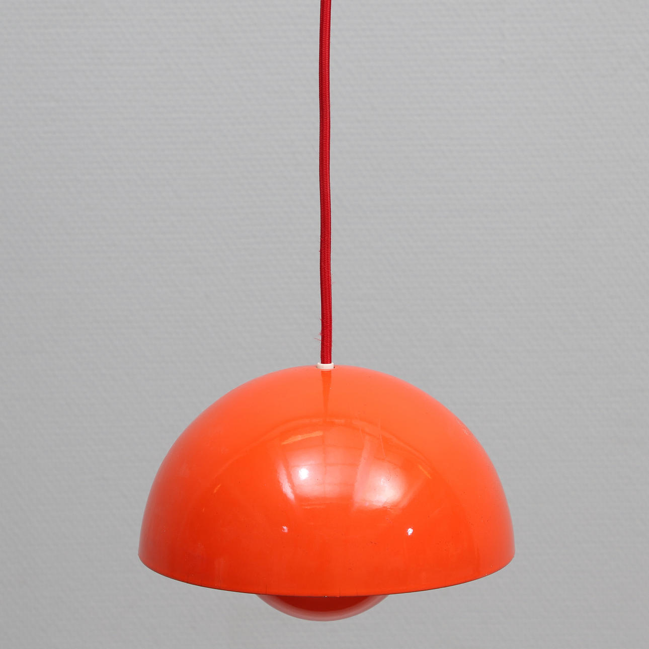 VERNER PANTON. Deckenleuchte "Flowerpot", rot-orange emailliert.