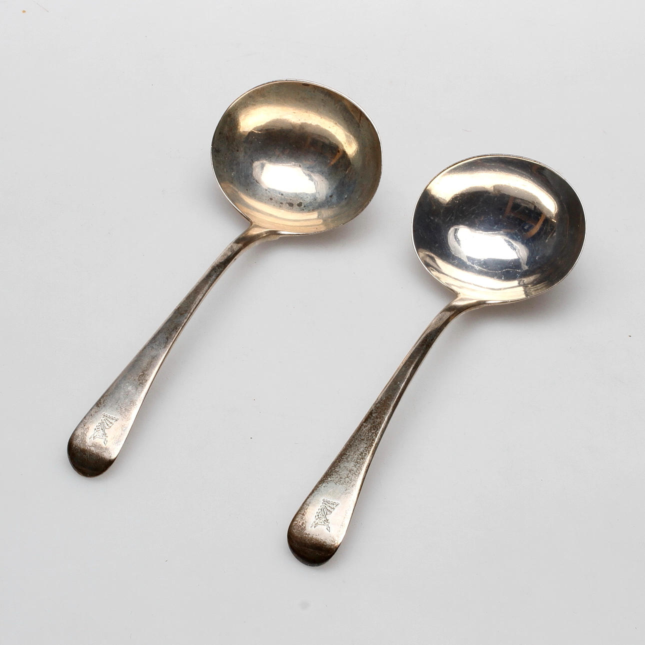 SÅSSKEDAR, ett par, silver, "Old English", William Eley/Fearn, London 1803, vikt ca. 109,6 gram.