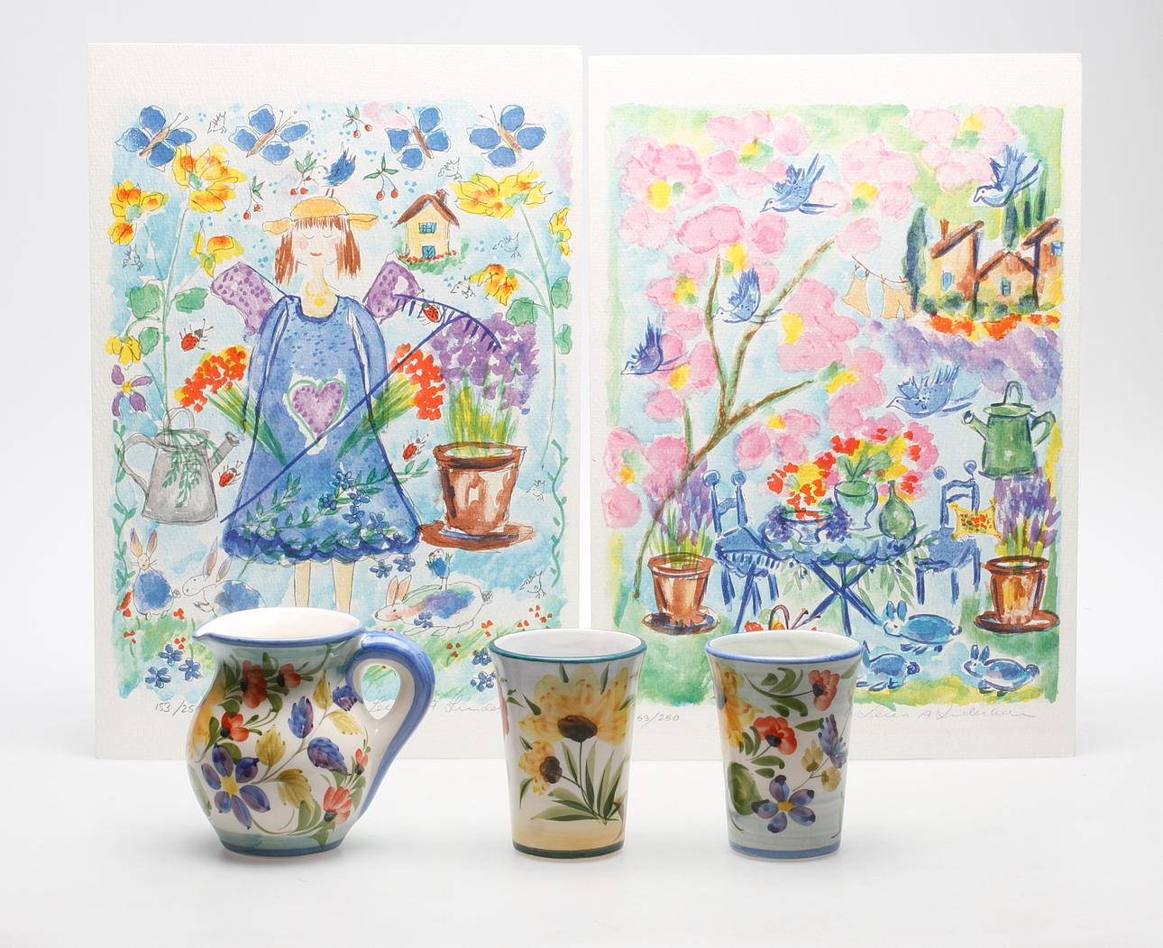 LENA A LINDERHOLM. FÄRGLITOGRAFIER, 2 st samt KANNA och MUGGAR/VASER, 2 st, keramik.