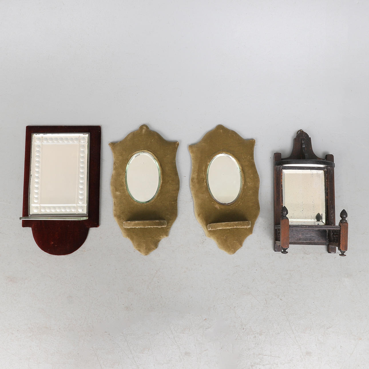 EN VIKTORIANSK STIL SPEGEL BACKAS VÄGGFÄSTE.