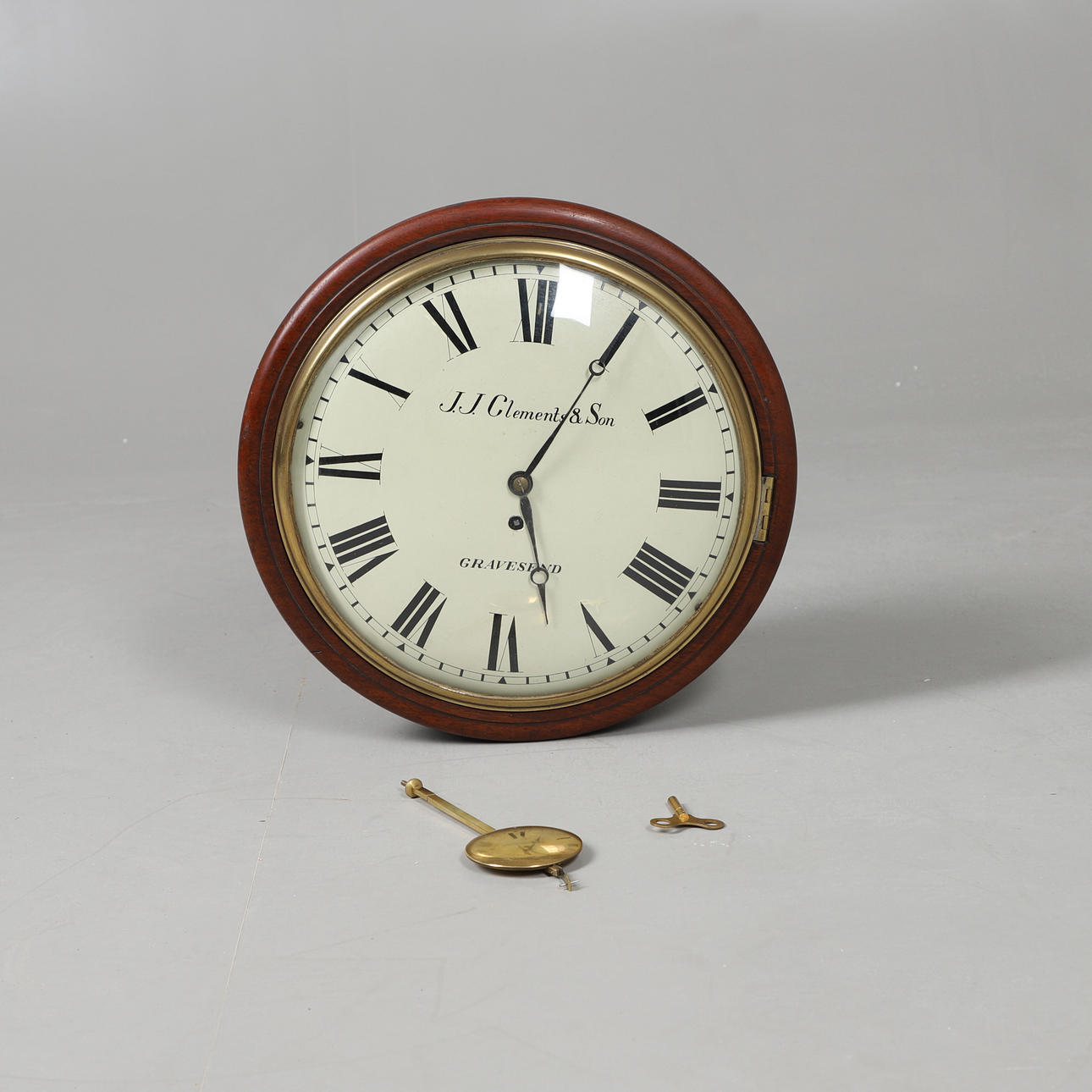 PYÖREÄ MAHONINEN SEINÄKELLO.